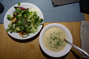 Vorspeisen - Salat & Blumenkohl Cremesuppe at Grünzeug in St Leonhard Im Pitztal