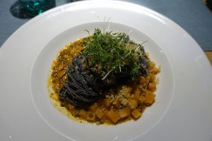 Hauptspeise - Kürbis-Beluga Ragout mit schwarzen Bohnen Spaghetti und Panko at Grünzeug in St Leonhard Im Pitztal