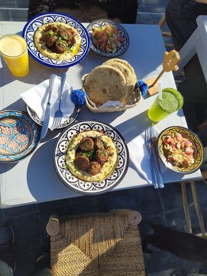 Falafel, humus, salade et limonade at Hamsa in Chefchaouen
