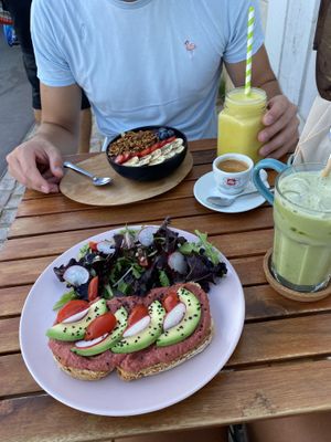Pink hummus bread, matcha latte, orange juice, açai bowl & an espresso at Sugar Rabbit Kaffé in Albufeira