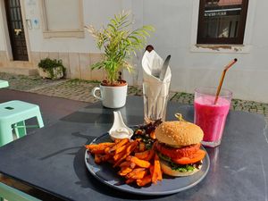 Sugar Rabbit burger and Dragon Kick smoothie at Sugar Rabbit Kaffé in Albufeira
