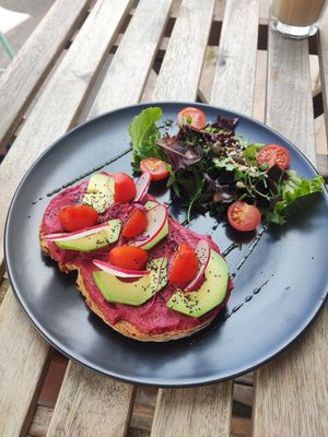 Pink hummus toast at Sugar Rabbit Kaffé in Albufeira