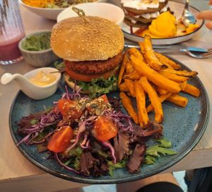 Sriracha burger with sweetpotato fries and mixed salad at Sugar Rabbit Kaffé in Albufeira