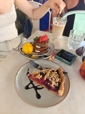 Notella pancake and red berries tarts at Sugar Rabbit Kaffé in Albufeira