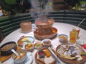 Too much food for 1! Wooden basket has 2 layers of dumplings at Yangege 焱格格蔬食料理火锅 in Shanghai