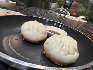 Pan fried dumplings   at Yangege 焱格格蔬食料理火锅 in Shanghai