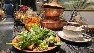 Hot pot at Yangege 焱格格蔬食料理火锅 in Shanghai
