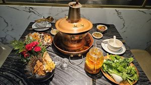 Hot pot at Yangege 焱格格蔬食料理火锅 in Shanghai