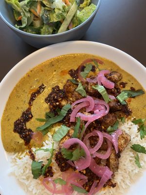 Tofu Tikka Masala | Basmatireis | MasalaChiliCrunch | Pink Onions | Mixed Salad  at Heinrichs Plant-based Kitchen in Paderborn