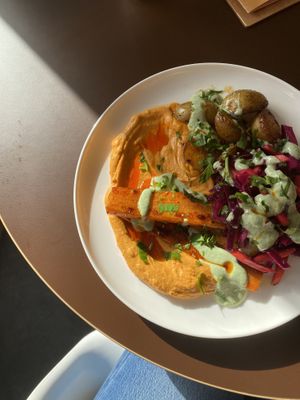 Red Pepper Hummus | Zatar Karotten | Pfannenkartoffeln | JoghurtMinzChutney | Rotkohl Karottensalat mit Granatapfeldressing  at Heinrichs Plant-based Kitchen in Paderborn
