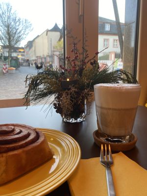 Latte Macchiato und Zimtschnecke :))  at Heinrichs Plant-based Kitchen in Paderborn