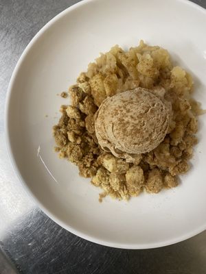 Bratapfelkompott | DinkelHaferCrumble | hausgemachtes SweetChaiTea Eis  at Heinrichs Plant-based Kitchen in Paderborn
