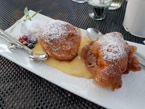 Butzbibbelche. Marille gefüllt mit Marzipan in Bierteig ausgebacken at La Fee in Gelnhausen