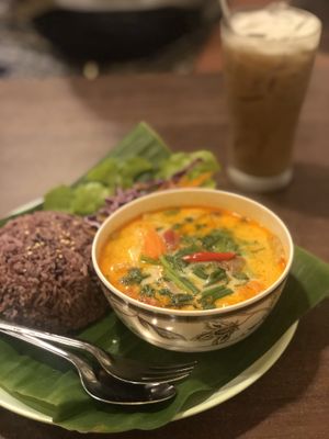 Vegan curry and icecoffee with soy milk at Mr Green in Chiang Mai