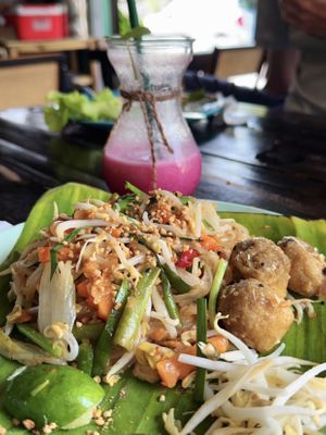 Pad Thai (80 THB), Mixed fruit smoothie (50 THB)  at Mr Green in Chiang Mai
