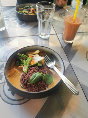 Red Curry, Green Curry, Mixed Fruits Smoothie at Mr Green in Chiang Mai