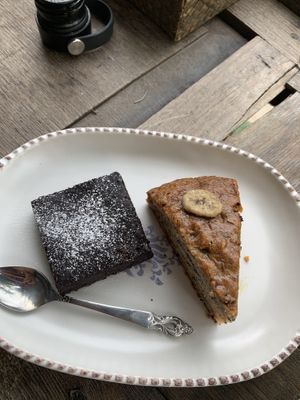 Most amazing vegan banana bread ive ever had, and absolutely delicious vegan brownie. Heavenly  at Mr Green in Chiang Mai