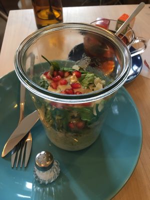 Bowl of the day: Couscous, Kichererbsen und gerösteter Blumenkohl mit Tahini Dressing und Schlürftee at Miss Green Bean in Potsdam