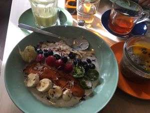 Fruit and bloom: Porridge mit hausgemachtem Aprikosenmus  at Miss Green Bean in Potsdam