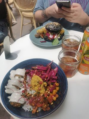 Vegan bowl and vegan bad boy burger at La Popote d'Ondine in Nice