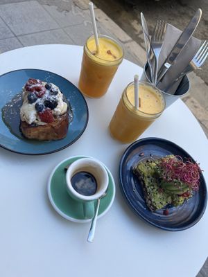 Orange juice, espresso, avocado toast & french toast (can’t remember if this was vegan or not but my non-vegan friend had that)  at La Popote d'Ondine in Nice