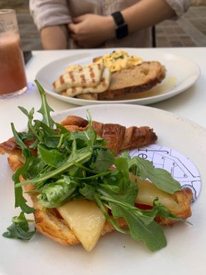 Croissant con tomate, provolone y rucula at Federal Cafe in Valencia