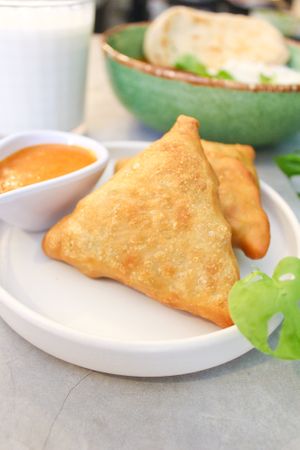 Samosas served with mango chutney at Naan in Mexico City