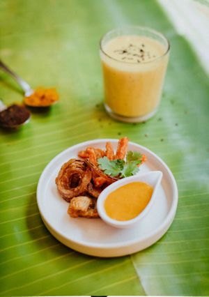 Bhajis with mango lassi at Naan in Mexico City