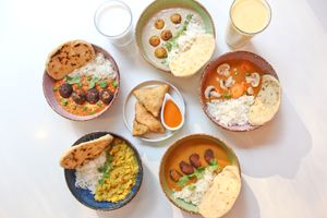 Curris, samosas y lassis at Naan in Mexico City