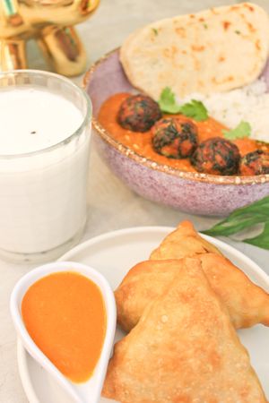 Paquete Delhi, includes 1 curri with basmati rice and naan, 1 lassi and 2 samosas or bhajis at Naan in Mexico City