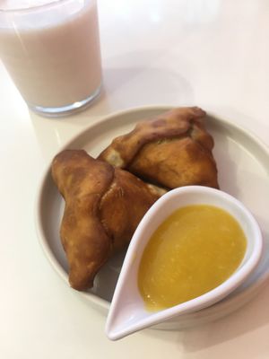 Guava lassi and aloo matar samosa  at Naan in Mexico City