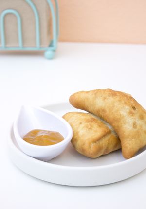 Samosas con chutney de mango at Naan in Mexico City