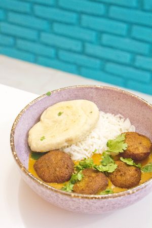 Bombay: curri de tamarindo con croquetas de garbanzo at Naan in Mexico City