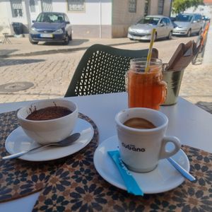 Chocolate quente, Sumo Almirante e Cafezada dupla at Figo de Pita in Olhao