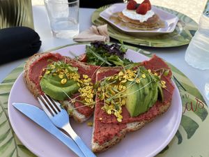 Veganes Brot mit Humus und Avocado  at Figo de Pita in Olhao
