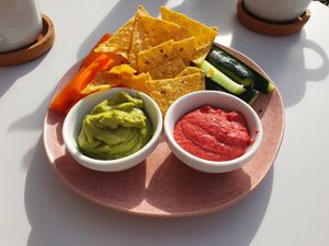 Starter beetroot hummus, avocado and veggies with crisps at Figo de Pita in Olhao