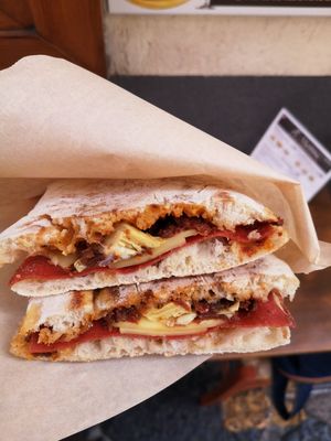 Artichoke, vegan cheese, vegan ham, and other great flavour at A'Marenna in Sorrento