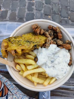 Fysh and chips sauce tartare avec moules frites at The Vegan Butcher's Choice in Brussels