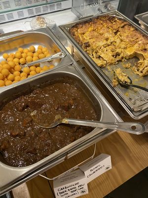 Popup buffet at Lucifer Lives: mains: stoverij, mac&cheeze  at The Vegan Butcher's Choice in Brussels