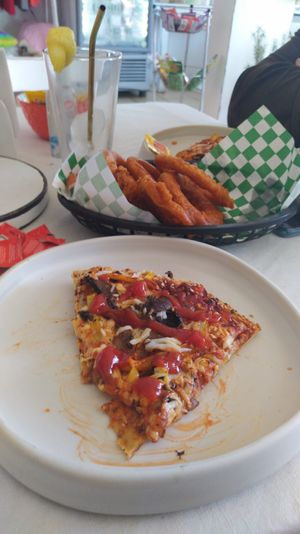 Disfrutando la pizza y los aros de cebolla 👍🏻 at Rincón Veggie in Mexico City