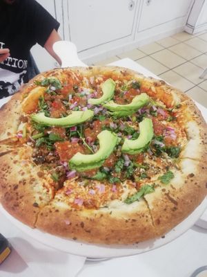Pizza con orilla de queso at Rincón Veggie in Mexico City