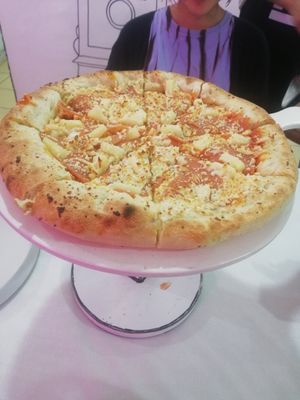Pizza orilla de queso at Rincón Veggie in Mexico City