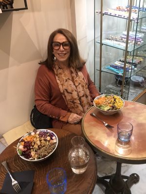 Endroit très agréable. On peut même faire son shopping en mangeant ! at Cinq Concept Store in Cannes