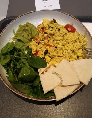 Yummy tofu scramble with pesto, pita and salad 🐈 at «5+2» in Moscow