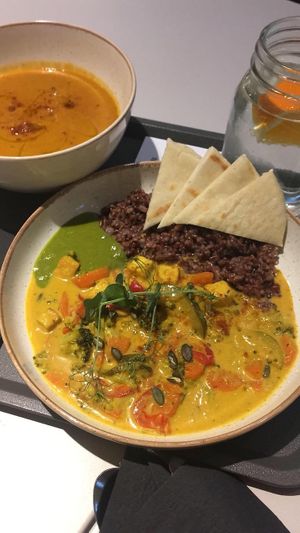 Lunch with carry om nom nom at «5+2» in Moscow