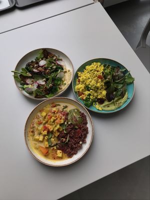 Тофу-скрембл, салат с трюфельным маслом, карри  at «5+2» in Moscow