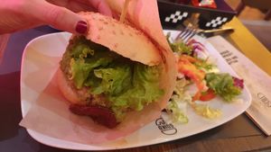 LA GRETA, con Beyond Meat, queso vegano, guacamole, tomate seco confitado, lechuga batavia y pan de cereales vegetariano. Acompañada de salsa Mayo Ahumada. at Goiko Grill in Alcobendas