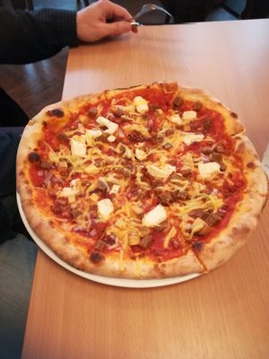 Coal-burner pizza at Napfényes Restaurant & Confectionery in Budapest
