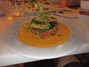 Zucchini-Quinoa-Gericht at Napfényes Restaurant & Confectionery in Budapest