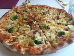 Green Pizza at Napfényes Restaurant & Confectionery in Budapest